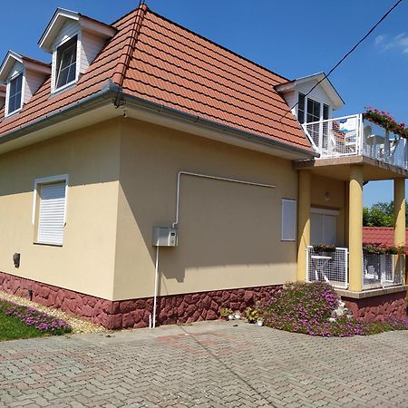 Aniko Apartmanhaz บาลาตอนเฟิลด์วาร์ ภายนอก รูปภาพ