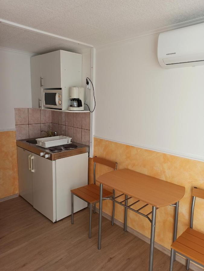 Aniko Apartmanhaz บาลาตอนเฟิลด์วาร์ ภายนอก รูปภาพ