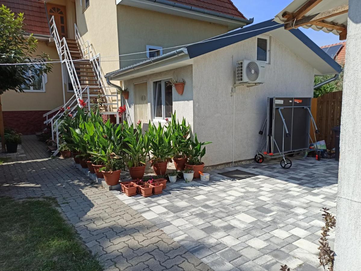 Aniko Apartmanhaz บาลาตอนเฟิลด์วาร์ ภายนอก รูปภาพ